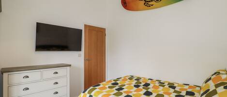 2 Schlafzimmer, individuell dekoriert, individuell eingerichtet