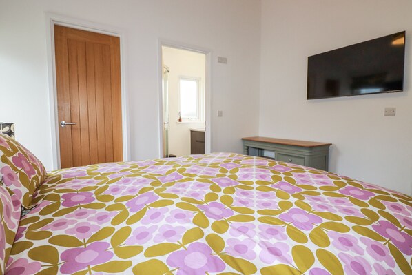 2 bedrooms, individually decorated, individually furnished, free WiFi