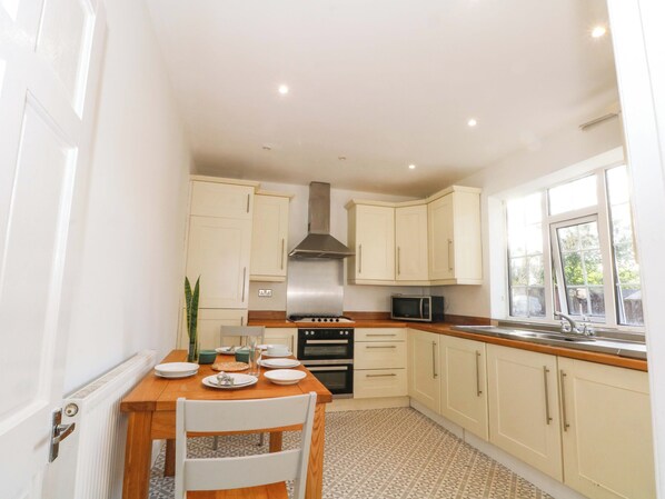 Cookware/dishes/utensils - Ash House (Altrincham)