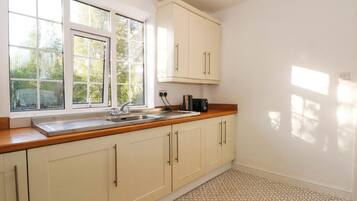 Cookware/dishes/utensils