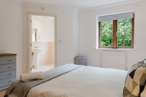 3 عدّة غرف نوم ومكواة/لوح كي وواي فاي مجانًا وملاءات أسرّة