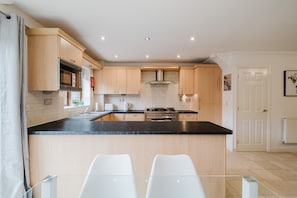 ثلاجة، ميكروويف، فرن، موقد طهي مسطح