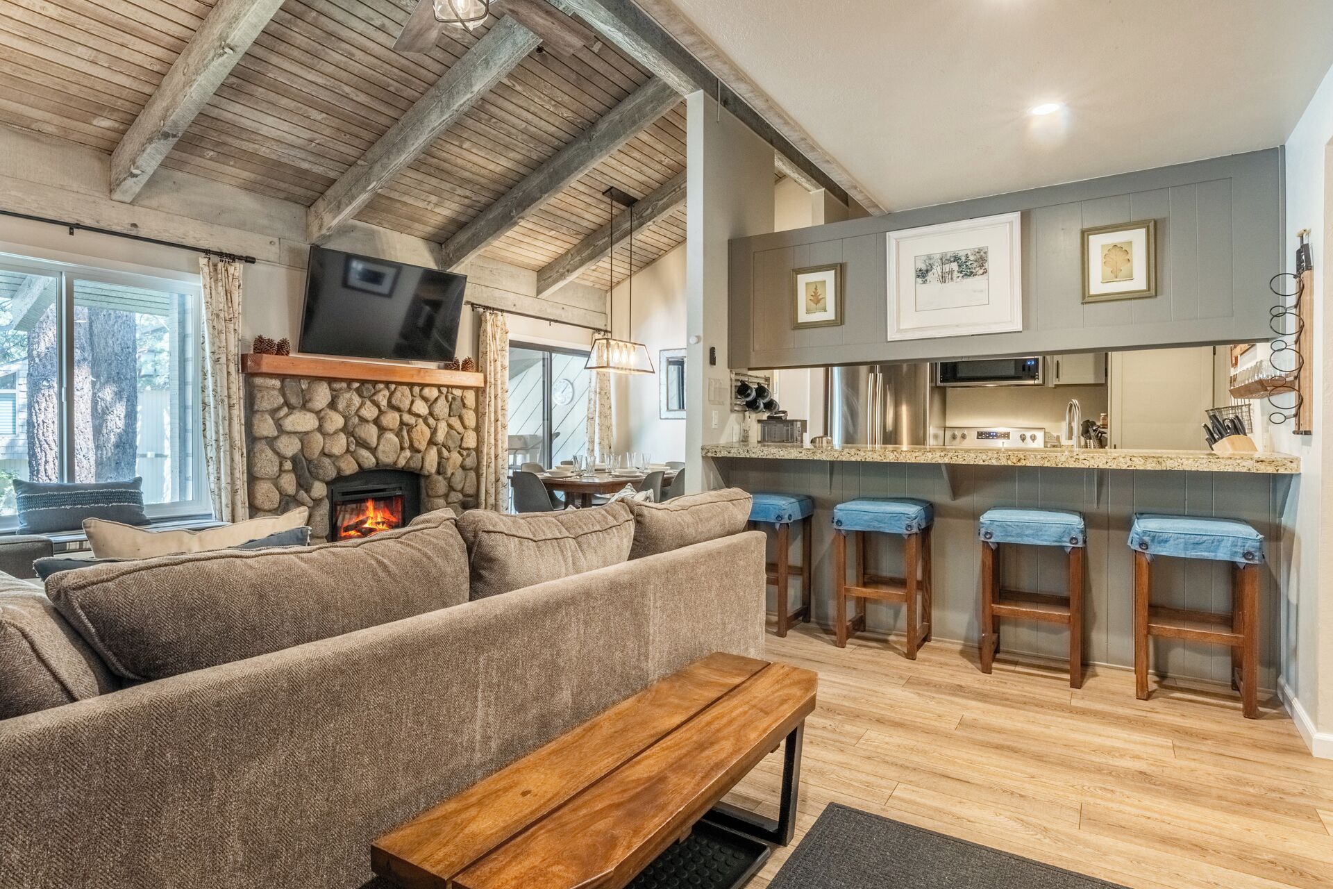 Una Smart TV, una chimenea, una mesa de tenis de mesa