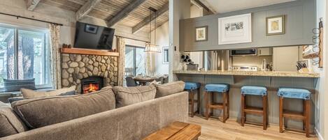 Älytelevisio, takka, pöytätennispöytä