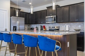 Mikrowelle, Ofen, Geschirrspüler, Wasserkocher mit Kaffee-/Teezubehör