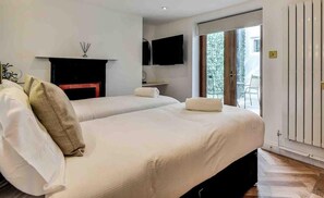2 bedrooms, iron/ironing board, internet, bed sheets