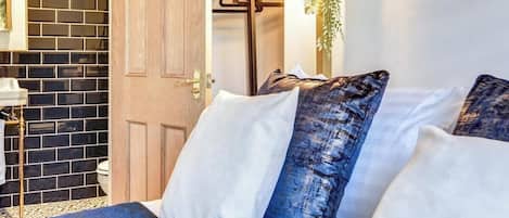 4 habitaciones, tabla de planchar con plancha y acceso a internet