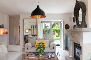 Smart-TV, Kamin, Tischtennisplatte