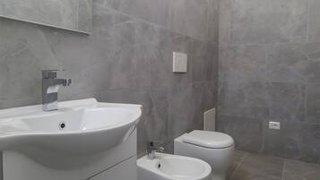 Regadera, secadora de cabello, toallas