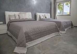 Desk, iron/ironing board, WiFi, bed sheets