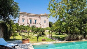 A large building with a swimming pool in the foreground. - Palazzo Colucci - Four Bedroom Villa, Sleeps 8 (Minervino di Lecce)