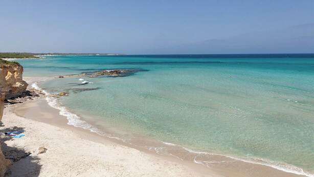A beach with clear turquoise water, a sandy shore, and a rocky outcrop. - Palazzo Colucci - Four Bedroom Villa, Sleeps 8 (Minervino di Lecce)