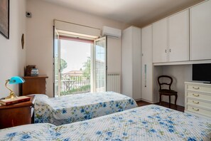 2 habitaciones, escritorio y tabla de planchar con plancha 