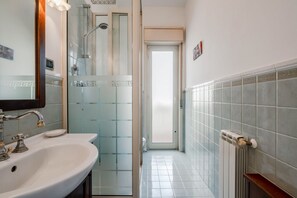 Een douche, een haardroger, een bidet, handdoeken