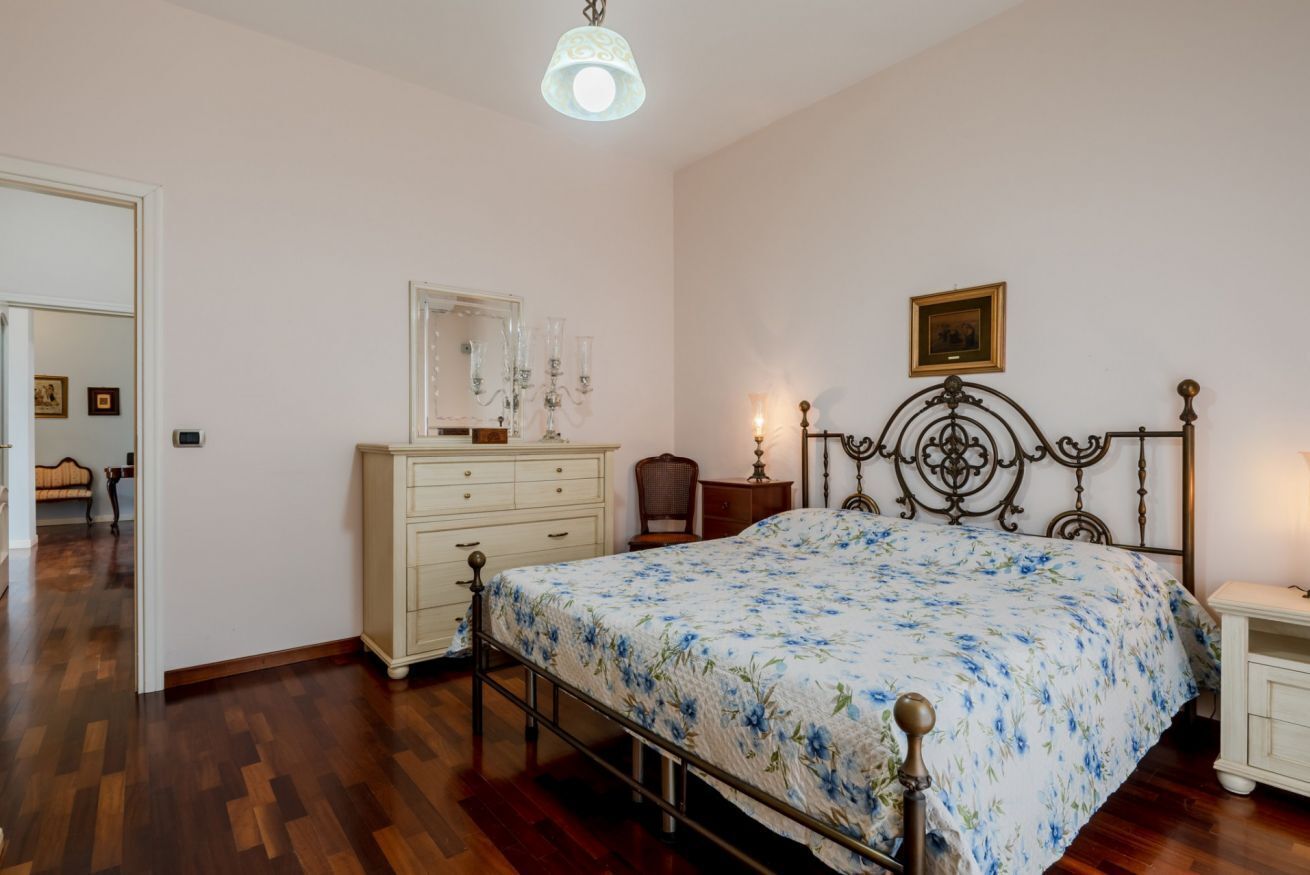 2 bedrooms, desk, iron/ironing board, travel crib