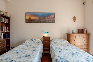 2 sovrum, skrivbord, strykjärn/strykbräda och resesäng