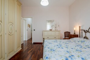 2 habitaciones, escritorio y tabla de planchar con plancha 