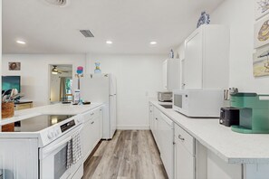 冷蔵庫、電子レンジ、オーブン、コンロ