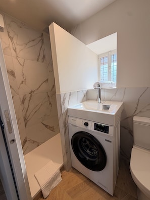 Deluxe Cottage | Bathroom