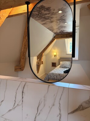 Deluxe Cottage | Iron/ironing board, WiFi (free)