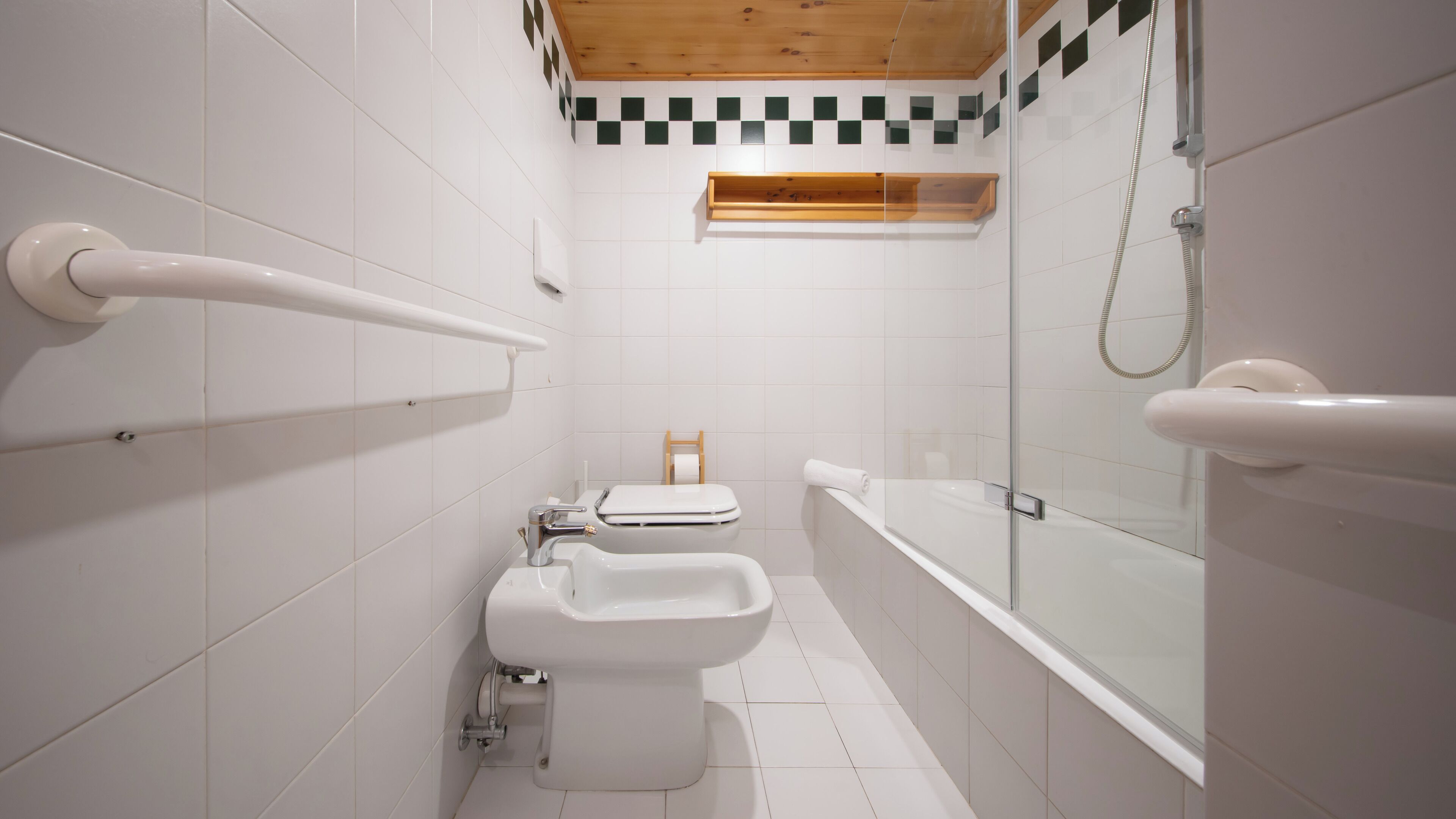 Un baño moderno con inodoro, bidé y bañera.