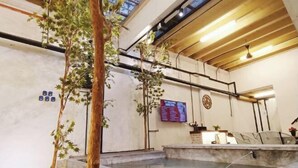 A spa area with a hot tub, wooden ceiling, and indoor plants. - 5BR Ruma Papanz Moden 30Pax (Melaka)