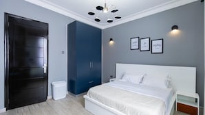 Une chambre à coucher avec un lit, une armoire et un luminaire au plafond.