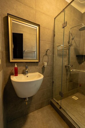 Appartement Familial, vue jardin | Ăquipements de salle de bain | Articles de toilette gratuits, savon, papier toilette