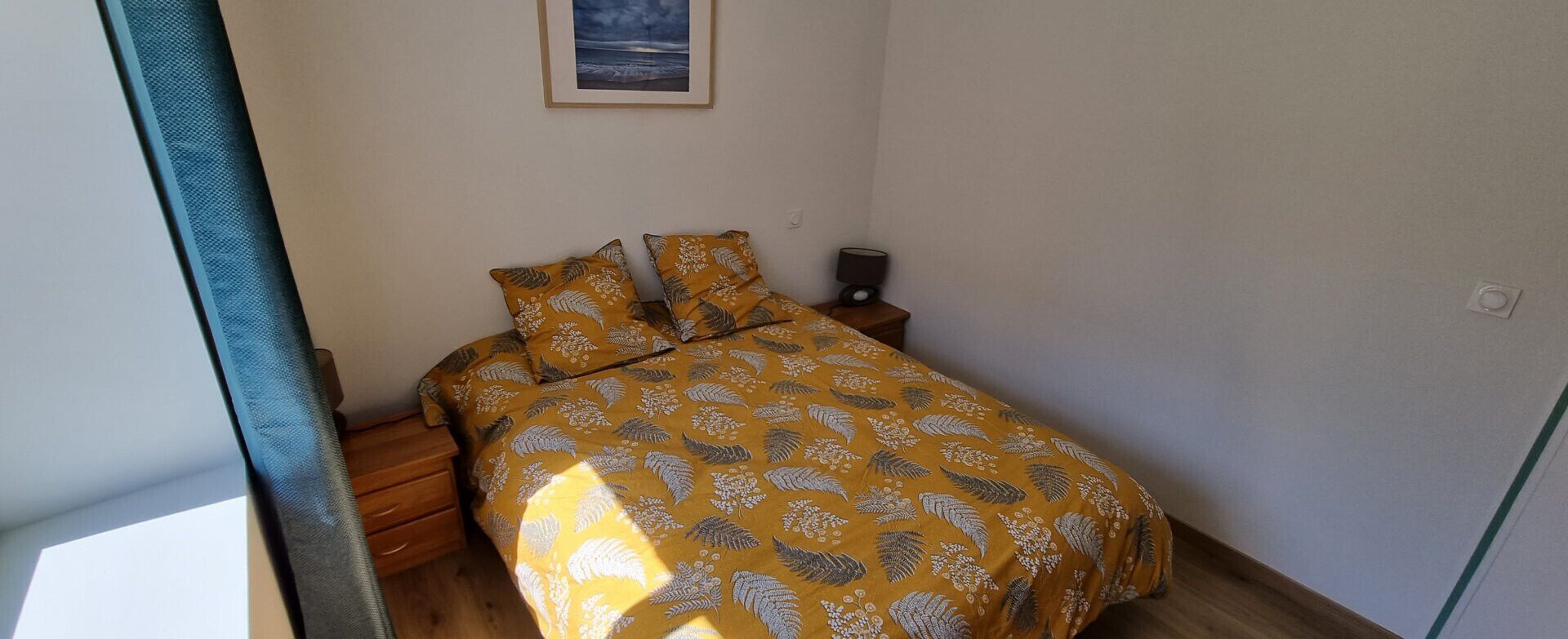 Een strijkplank/strijkijzer, wifi, beddengoed