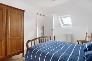 Iron/ironing board, WiFi, bed sheets - Chez Jeannine – Renovated House with Enclosed Courtyard, 3 Stars (Erquy)