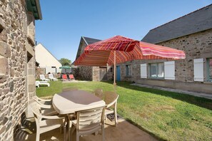 Outdoor dining - Chez Jeannine – Renovated House with Enclosed Courtyard, 3 Stars (Erquy)
