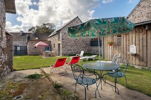 Outdoor dining - Chez Jeannine – Renovated House with Enclosed Courtyard, 3 Stars (Erquy)