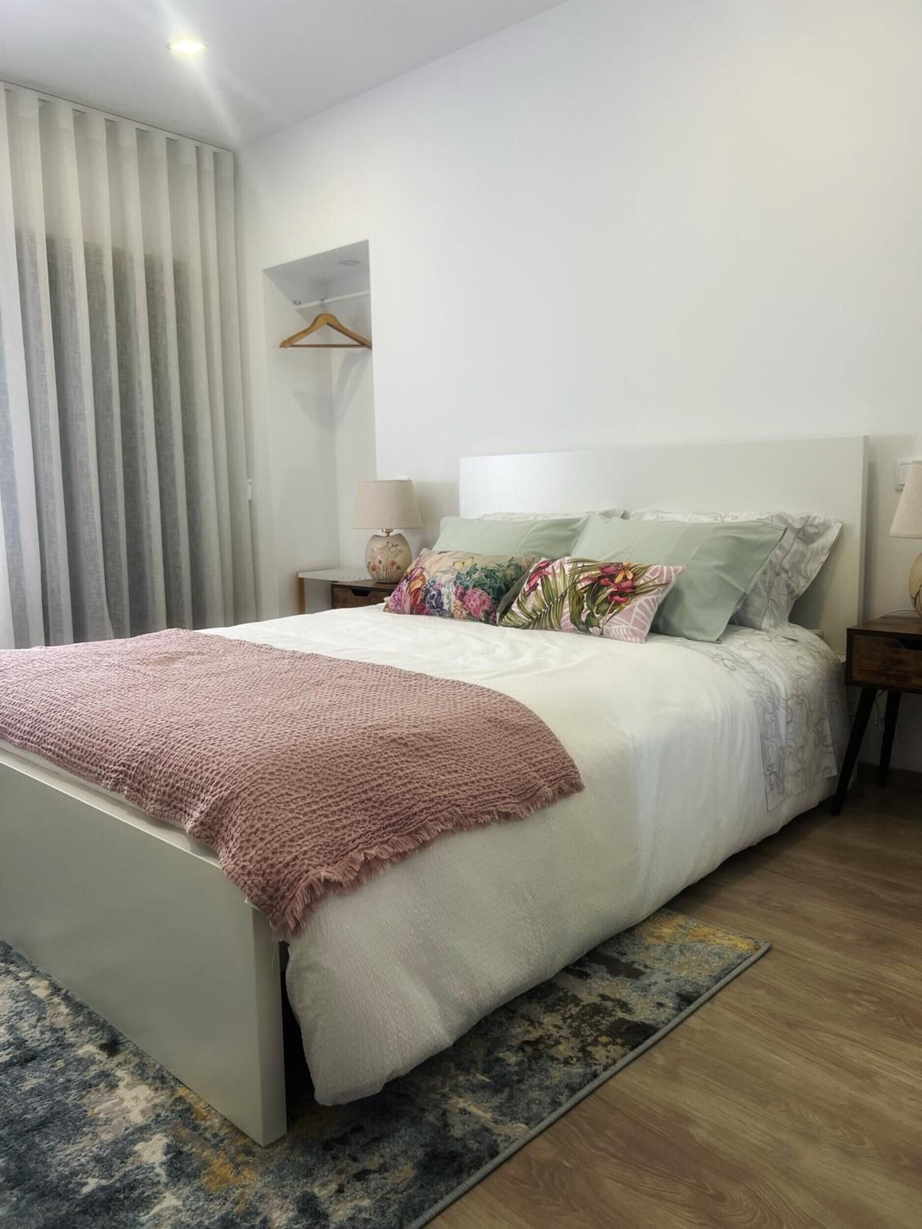 Iron/ironing board, WiFi, bed sheets, wheelchair access