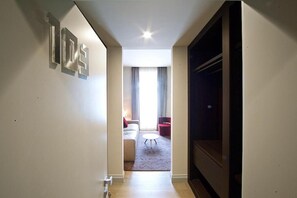 Royal-sviitti | Tallelokero huoneessa, työpöytä, pimennysverhot, äänieristys