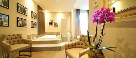 Suite – junior | Safe på rommet, skrivebord, blendingsgardiner og lydisolert