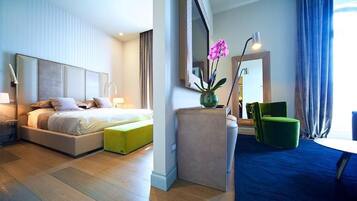 Suite Executive | Una cassaforte in camera, una scrivania, tende oscuranti