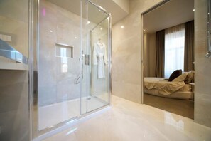 Shower, hair dryer, towels, soap - Be Secret Vittoriano (Rome)