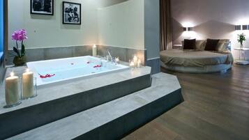 Junior Suite | In-room safe, desk, blackout curtains, soundproofing