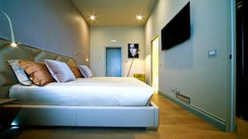 Quarto casal superior | Cofres nos quartos, escrivaninha, cortinas blackout