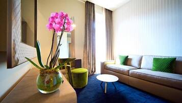 Suite Executive | Una cassaforte in camera, una scrivania, tende oscuranti