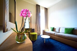 Executive suite | Een kluis op de kamer, een bureau, verduisterende gordijnen