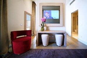 Luxury Suite | In-room safe, desk, blackout drapes, soundproofing