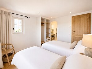 2 bedrooms, iron/ironing board, travel cot, WiFi