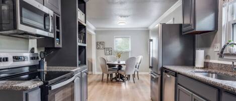 冰箱、微波炉、烤箱、炉灶