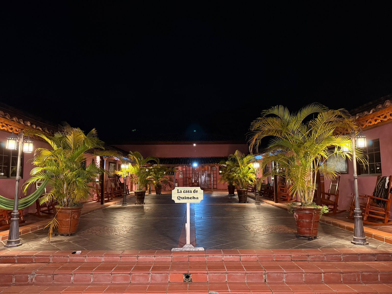 A courtyard with a sign reading "La casa de Quincha."