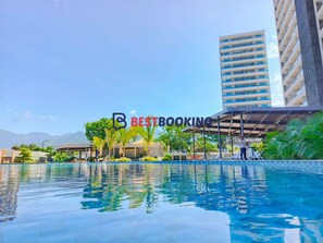 3 piscinas al aire libre, sombrillas, sillones reclinables de piscina