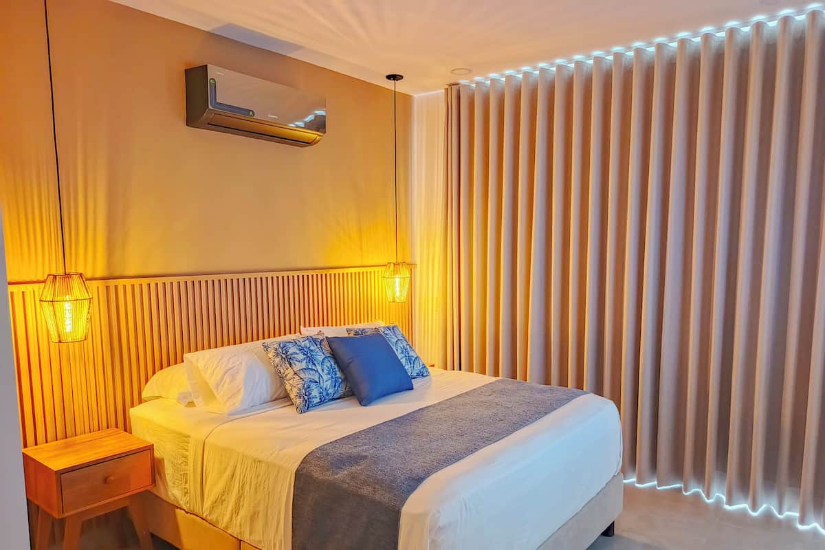 Suite estudio, balcón, vista al mar | Decoración personalizada y muebles diferentes