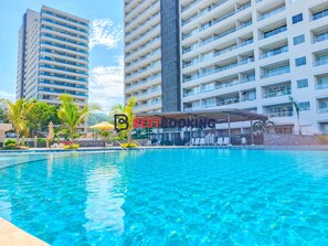 3 buitenzwembaden, parasols voor strand/zwembad