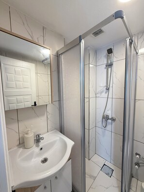 Standard Apartment, City View | Bathroom