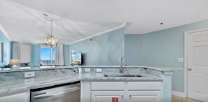 Condo, Multiple Beds (Palacio 903) | Private kitchen